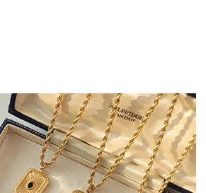 Collier chaîne corde dorée avec pendentif rectangulaire vintage dans un écrin de luxe