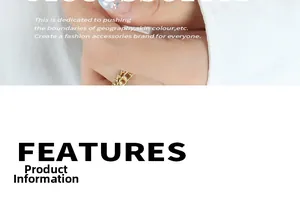 Gros plan détaillé d'une bague chaîne dorée audacieuse au style industriel minimaliste
