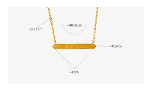 Vue détaillée du collier barre dorée avec gravure Good Luck et mesures de taille.