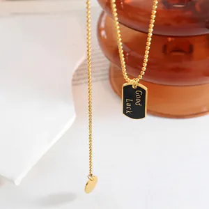 Halskette mit 18K Goldbeschichtung, Tassels und Good Luck Anhänger mit schwarzem Quadrat