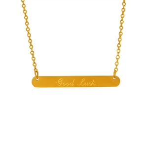 Collier à pendentif barre dorée avec gravure 'Good Luck' et chaîne à maillons fins