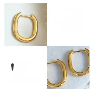 Détail macro de créoles en forme de U avec placage en or 18 carats sur acier chirurgical