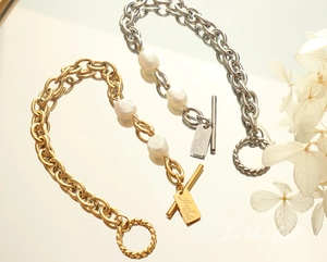 Detail of OT toggle clasp and square tag on freshwater pearl gold link bracelet
