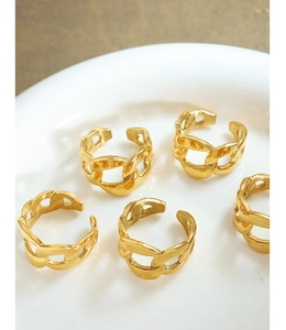 Detailed view of 18K gold plated chain link rings set with adjustable open band design