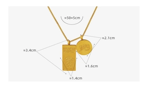Vue détaillée du collier en acier titane doré 18K avec pendentifs carrés et ronds gravés