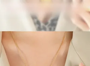 Détail d'un collier en titane plaqué or 18 carats porté par un mannequin chic