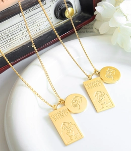 Détail macro de pendentifs rectangulaires et ronds plaqués or 18 carats sur chaîne