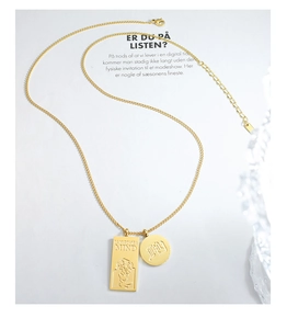 Vue détaillée du collier double pendentif en acier titane doré avec gravure artistique fine