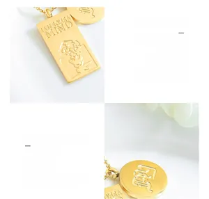 Détail du collier double pendentif en acier titane doré avec gravure de style hip-hop