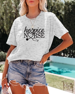Détail du lettrage Hospice Nurse avec imprimé cœur stéthoscope sur un t-shirt blanc décontracté