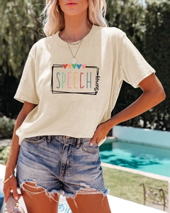 Détail de l'imprimé cœur speech therapy sur T-shirt beige pour femme avec style décontracté