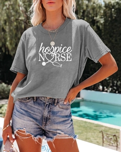 Détail de l'imprimé hospice nurse sur T-shirt gris avec un short en jean délavé