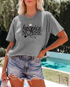 Détail du t-shirt gris en coton pour infirmière avec imprimé stéthoscope en forme de cœur