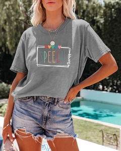 Détail du motif speech therapy sur t-shirt gris avec short en jean délavé et déchiré
