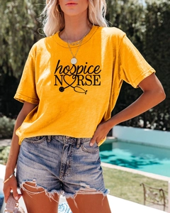 Détail de l'imprimé graphique infirmière en soins palliatifs sur t-shirt jaune en coton