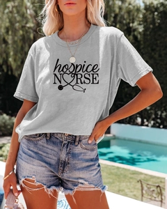 Détail de l'imprimé hospice nurse et du cœur stéthoscope sur le t-shirt gris doux