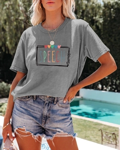 Détail du t-shirt gris Speech Therapy en mélange de coton avec impression de haute qualité