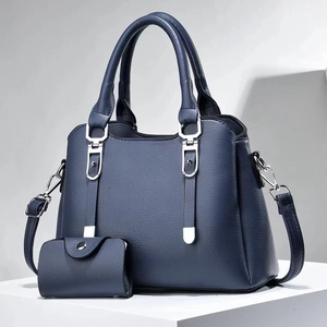 Détail du sac à main bleu marine avec texture litchi et petit porte-monnaie
