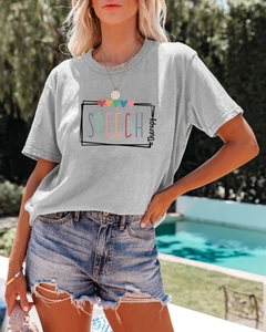 Gros plan sur l'imprimé graphique du t-shirt décontracté gris clair en coton mélangé