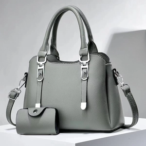 Ensemble sac à main gris en cuir grainé avec petite pochette et détails métalliques argentés