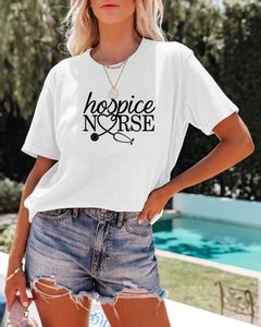 Gros plan détaillé d'un t-shirt d'infirmière de soins palliatifs avec cœur