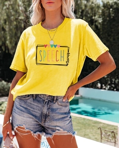 Détail d'un T-shirt jaune en coton avec imprimé SPEECH therapy et short en jean au bord