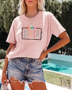 Détail de l'imprimé graphique sur un t-shirt rose pastel pour femme à col rond décontracté