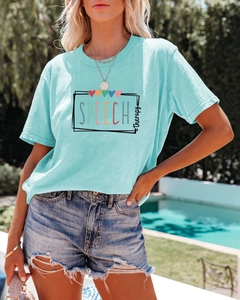 Détail du t-shirt bleu clair Speech Therapy assorti à un short en jean effiloché