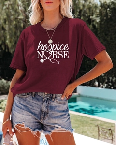 Détail du t-shirt bordeaux hospice nurse avec imprimé stéthoscope cœur en plein air ensoleillé