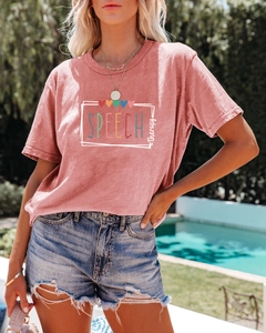 Détail du t-shirt speech therapy à imprimé cœur avec un short en jean effiloché