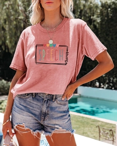Gros plan du t-shirt rose Speech Therapy à col rond avec graphismes cœur et texte