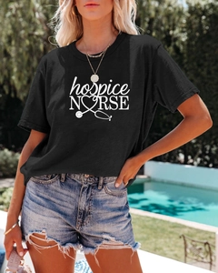 Détail du t-shirt noir infirmière de soins palliatifs avec imprimé cœur stéthoscope