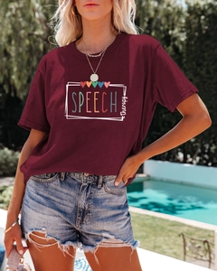 Gros plan d'un t-shirt bordeaux en coton avec texte Speech Therapy et motifs de cœurs