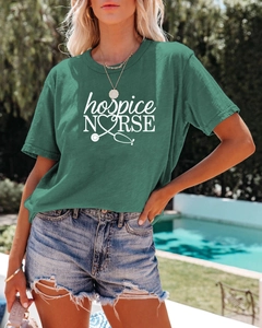 T-shirt vert foncé hospice nurse avec imprimé stéthoscope et short en jean délavé