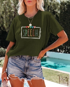 Détail de l'imprimé Speech Therapy sur un t-shirt décontracté vert foncé à col rond