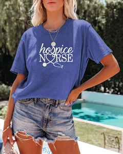Détail du t-shirt bleu infirmière hospice montrant la texture flammée et l'imprimé