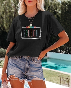 Détail de l'imprimé Speech Therapy coloré sur un t-shirt en coton noir femme