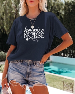 Détail de l'imprimé infirmière et logo stéthoscope sur t-shirt en coton bleu marine