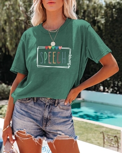 Détail de l'imprimé Speech Therapy sur t-shirt en coton vert foncé avec motif cœur