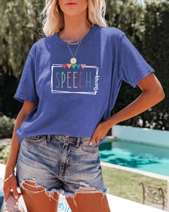 Détail du motif Speech Therapy sur un t-shirt en coton bleu roi pour femme