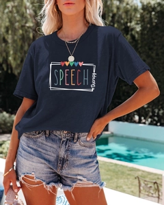 Détail de l'imprimé speech therapy et motifs cœurs sur un t-shirt en coton bleu marine