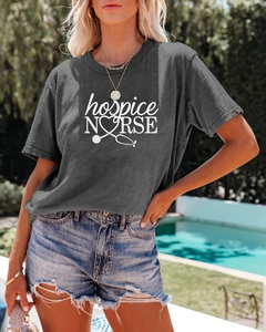 Détail du t-shirt gris anthracite hospice nurse montrant le coton et les graphismes