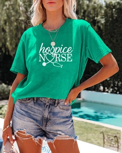 Détail du t-shirt vert infirmière d'hospice avec imprimé stéthoscope en cœur et coton doux