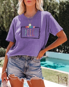 Détail du t-shirt violet speech therapy avec imprimé arc-en-ciel et texture coton