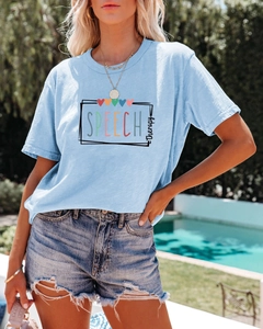 Photo de style urbain d'un t-shirt en coton bleu clair avec imprimé Speech Therapy cœur