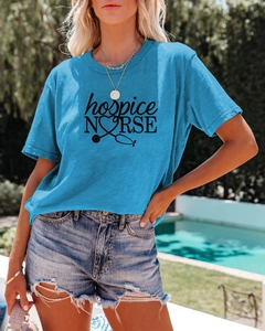 Gros plan de l'imprimé Hospice Nurse sur un t-shirt en coton bleu ciel avec stéthoscope