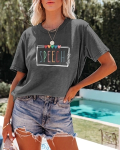 Détail de l'imprimé Speech Therapy sur un t-shirt gris foncé avec motif de coeur