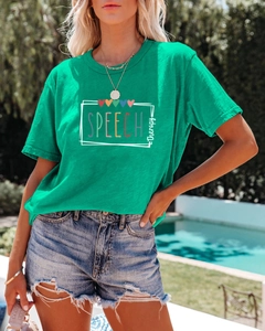 Détail du t-shirt en coton vert vif avec imprimé Speech Therapy et motif de cœur