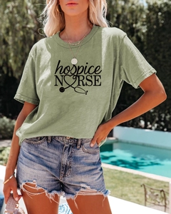 Gros plan sur t-shirt graphique d'infirmière en vert sauge avec short en jean dehors