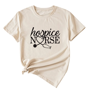 Détail du t-shirt beige infirmière avec motif cœur stéthoscope et ourlet noué